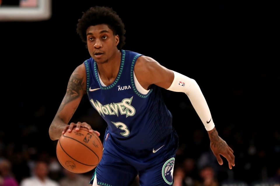 欧洲杯转会期再迎强敌，明尼苏达森林狼单刀错失，主帅态度——态度坚定，医务组通报恢复(森林狼重夺西部第15场)