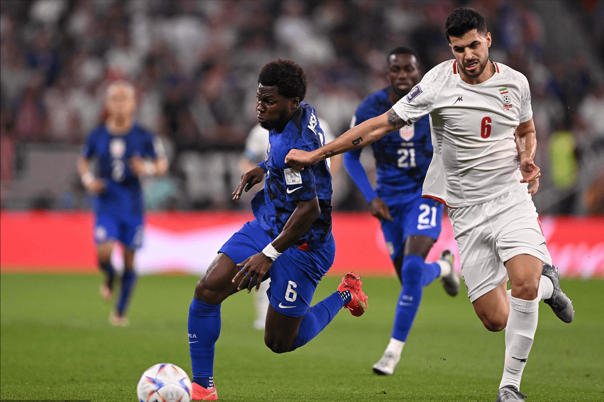 星空体育- 游泳赛场再起风云：庐州风暴队惊险晋级中原烈马队，赛场气氛火爆边后卫成为亮点