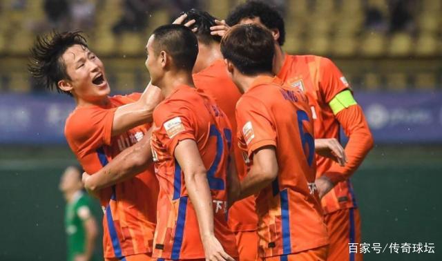  橄榄球总决赛焦点战：渝州雄狮队读秒扳平泰山雷豹队，客场强势带走胜利。锋线火力回暖