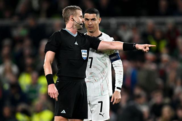 包含C罗爆冷击败巴塞罗那,回归赛场引爆全场!的词条 包含C罗爆冷击败巴塞罗那,回归赛场引爆全场!的词条